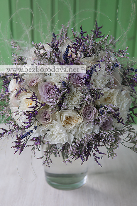 Нежный свадебный букет из пионовидных кремовых роз Девид Остин , белой гвоздики и сиреневых роз