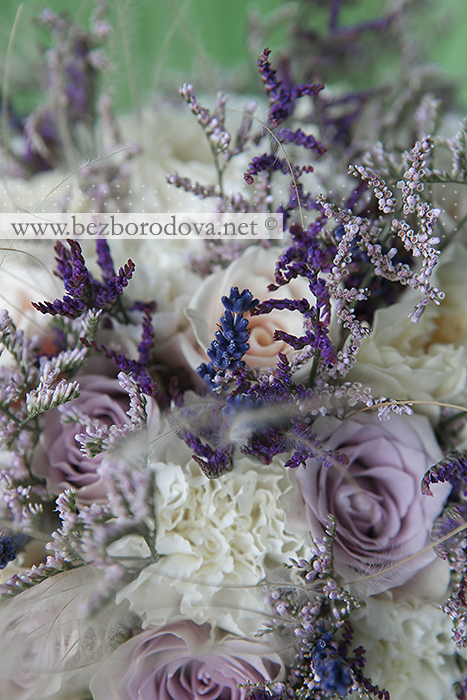 Нежный свадебный букет из пионовидных кремовых роз Девид Остин , белой гвоздики и сиреневых роз