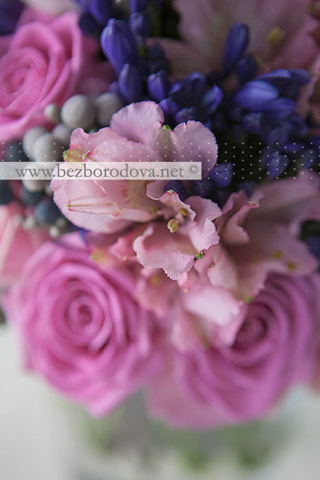 Розовый букет из роз с белой орхидеей дендробиум, синим агапантусом и серой брунией