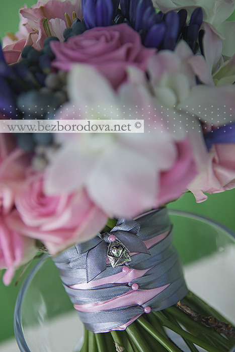 Розовый букет из роз с белой орхидеей дендробиум, синим агапантусом и серой брунией