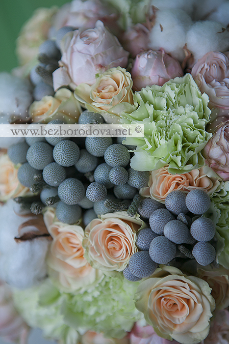 Свадебный букет из кремовых пионовидных роз, с хлопком, мятной гвоздикой и серой брунией