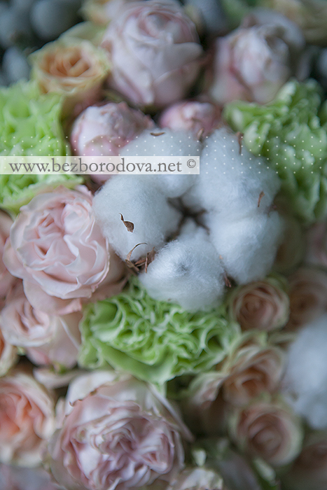 Свадебный букет из кремовых пионовидных роз, с хлопком, мятной гвоздикой и серой брунией