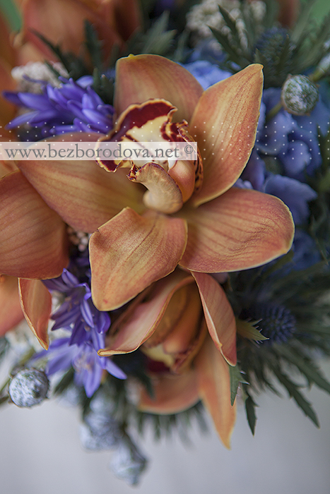 Осенний букет невесты из коричневой орхидеи с голубой гортензией, синим эрингиумом и белым озотамнусом
