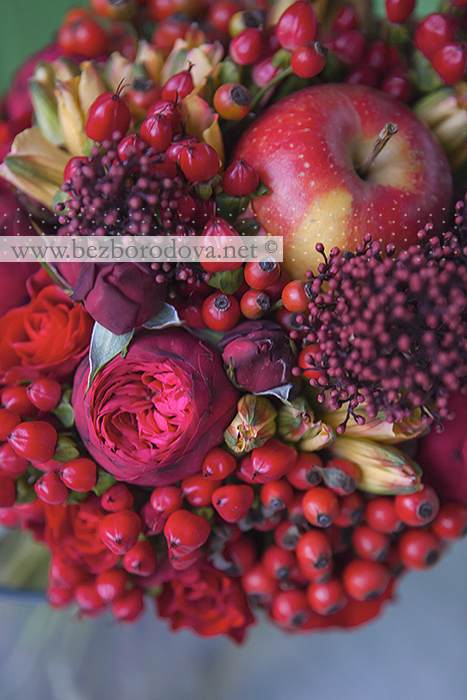 Красный свадебный букет из пионовидных роз с яблоком и ягодами шиповника в стиле хохлома