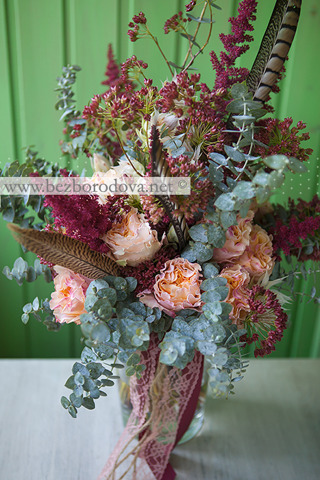 Подарочный букет с персиковой пионовидной розой, перьями фазана, бордовой астильбой и эвкалиптом