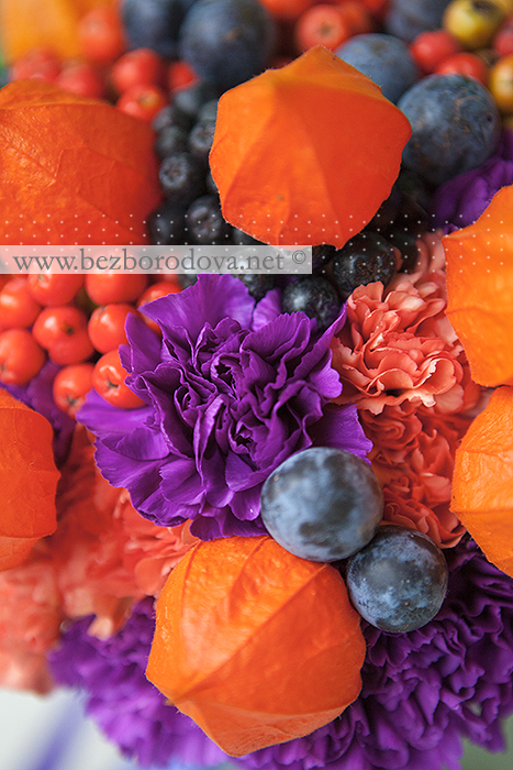 Яркий осенний оранжевый букет из физалиса, с ягодами рябины , сливой и фиолетовой гвоздикой