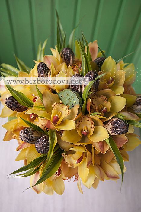 Букет в подарок из желтой орхидеи цимбидиум с лотосом 