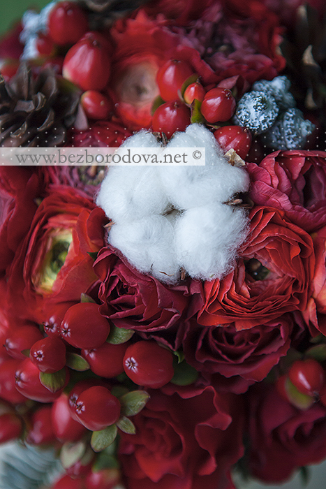 Зимний свадебный букет из красных ранункулюсов, роз, ягод  с хлопком и шишками