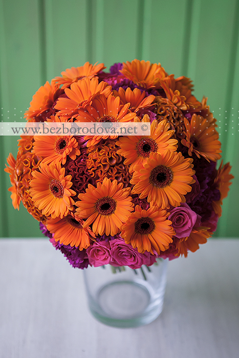 Оранжевый букет невесты из гербер с малиновыми розами и гвоздикой