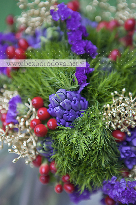 Зимний букет невесты из синих гиацинтов, с зеленой турецкой гвоздикой, золотым эвкалиптом и красными ягодами