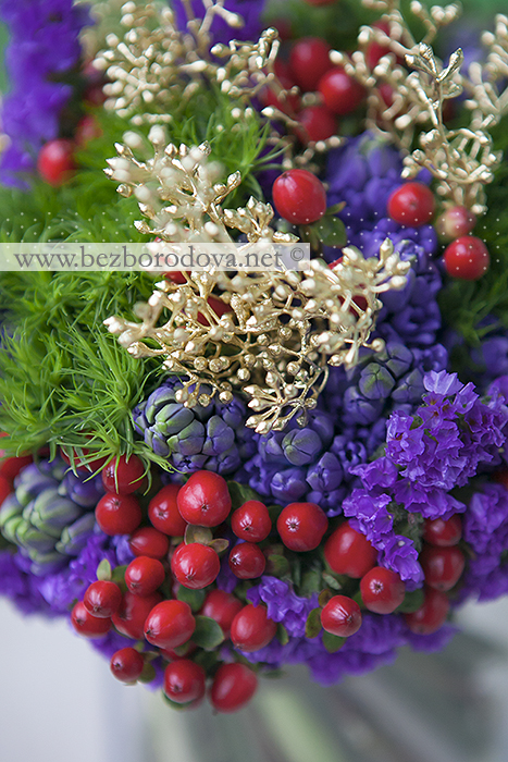 Зимний букет невесты из синих гиацинтов, с зеленой турецкой гвоздикой, золотым эвкалиптом и красными ягодами