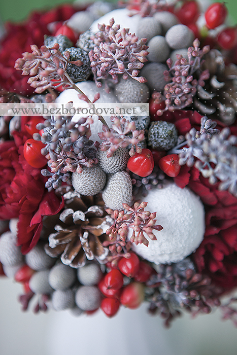 Красный новогодний букет из гвоздик с шишками, шариками, ягодами, ветвями ели и "снежками"
