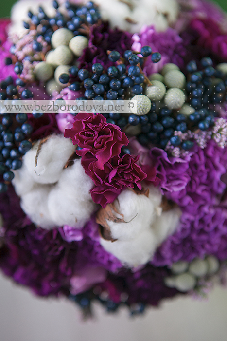 Сиреневый зимний букет невесты с хлопком, синими ягодами, тюльпанами и серой брунией