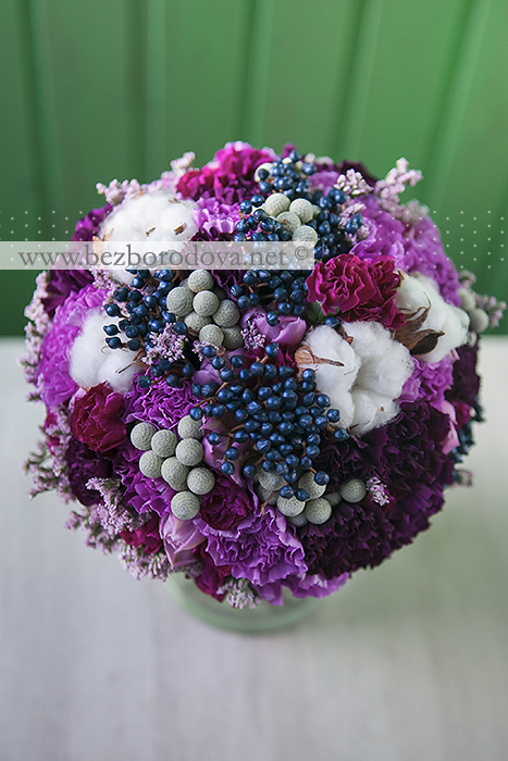 Сиреневый зимний букет невесты с хлопком, синими ягодами, тюльпанами и серой брунией
