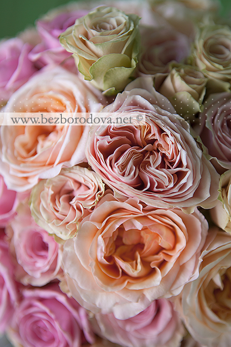 Классический кремовый персиковый розовый свадебный букет из пионовидных роз и кустовых роз