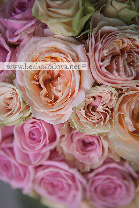 Классический кремовый персиковый розовый свадебный букет из пионовидных роз и кустовых роз
