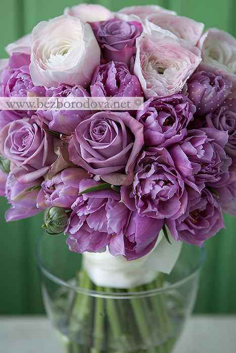 Букет из розовых ранункулюсов с сиреневыми розами и тюльпанами