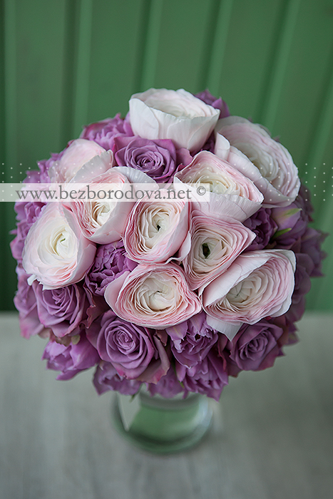 Букет из розовых ранункулюсов с сиреневыми розами и тюльпанами