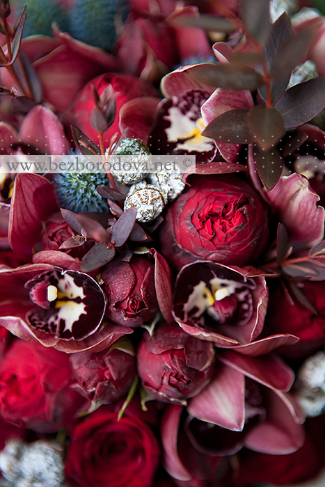 Свадебный букет цвета марсала из пионовидных роз и орхидей с синими эрингиумами
