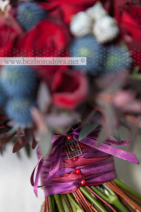 Свадебный букет цвета марсала из пионовидных роз и орхидей с синими эрингиумами