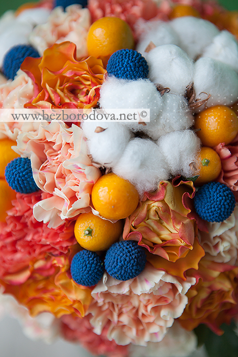 Зимний букет с новогодним настроением из оранжевых роз, персиковых гвоздик с кумкватами, шикакми и хлопком