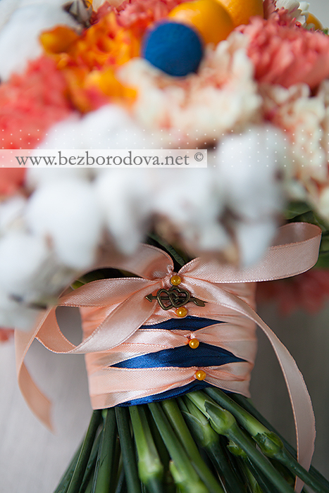 Зимний букет с новогодним настроением из оранжевых роз, персиковых гвоздик с кумкватами, шикакми и хлопком
