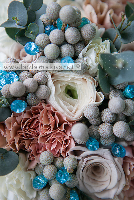 Белый букет с кремовыми ранункулюсами, серой брунией, эвкалиптом, бирюзовыми бусинами пудрового цвета розами и гвоздиками