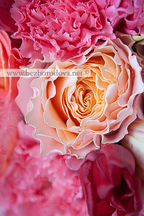 Композиция из тюльпанов, роз и гвоздик на День святого Валентина