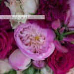 Розовый букет невесты из пионов и пионовидных роз с яркими малиновыми гвоздиками и кремовыми кустовыми розами