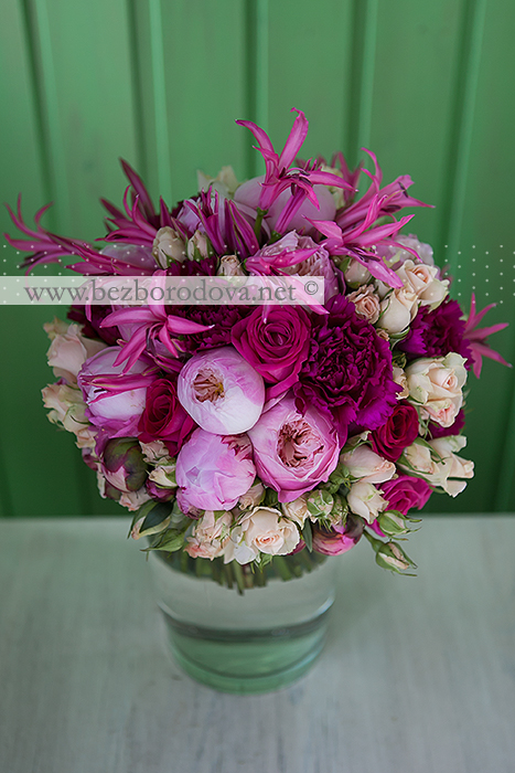Розовый букет невесты из пионов и пионовидных роз с яркими малиновыми гвоздиками и кремовыми кустовыми розами