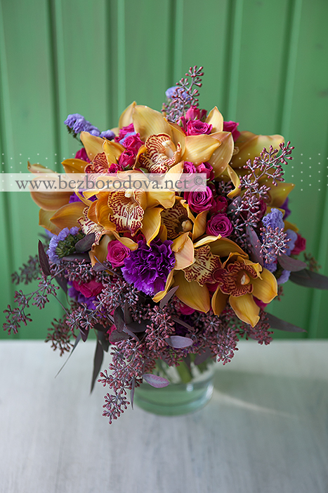 Яркий букет невесты из желтых орхидей цимбидиум с малиновыми розами, сиреневой статицей, фиолетовыми гвоздиками и эвкалиптом