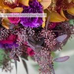 Яркий букет невесты из желтых орхидей с малиновыми розами, сиреневой статицей, фиолетовыми гвоздиками и эвкалиптом