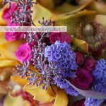 Яркий букет невесты из желтых орхидей с малиновыми розами, сиреневой статицей, фиолетовыми гвоздиками и эвкалиптом