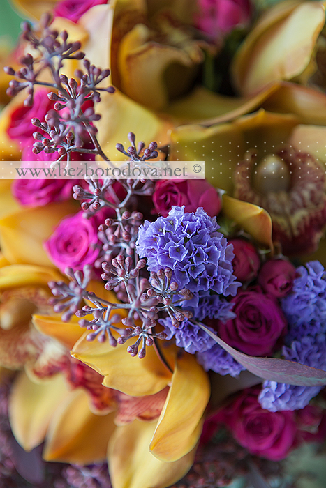 Яркий букет невесты из желтых орхидей цимбидиум с малиновыми розами, сиреневой статицей, фиолетовыми гвоздиками и эвкалиптом