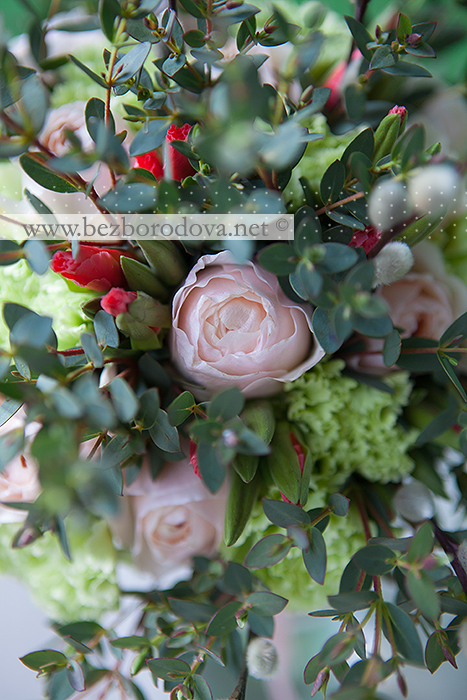 Весенний букет невесты из персиковых пионовидных роз с вербой, зеленью эвкалипта и коралловой годецией