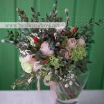 Весенний букет невесты из персиковых пионовидных роз с вербой, зеленью эвкалипта и коралловой годецией