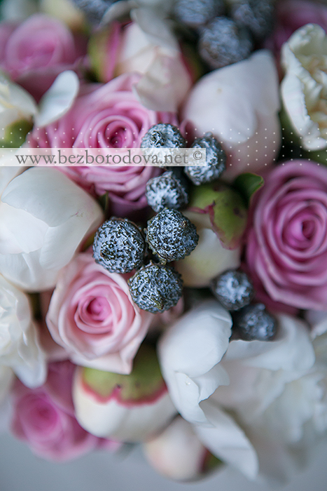 Белый букет невесты из пионов с розовыми розами и эвкалиптом