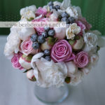 Белый букет невесты из пионов с розовыми розами и эвкалиптом