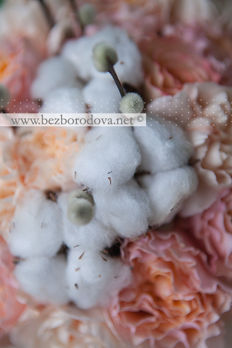 Весенний букет с вербой из персиковых гвоздик, пионовидных роз и хлопка