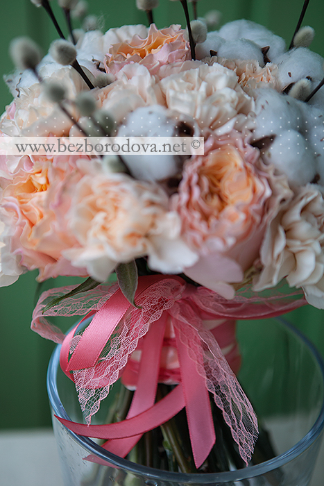 Весенний букет с вербой из персиковых гвоздик, пионовидных роз и хлопка