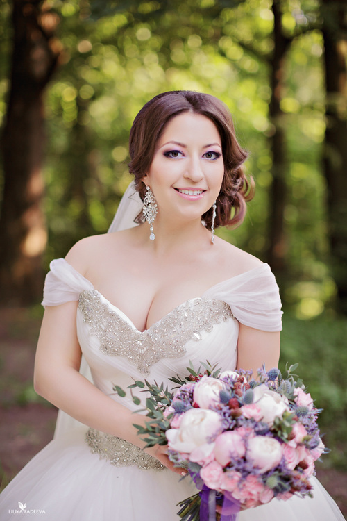 Букет невесты из розовых пионов с ягодами ежевики, синими эрингиумами и зеленью эвкалипта.