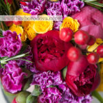 Яркий свадебный букет из пионов винного и кораллового цветов с красными ягодами, желтой розой и розмарином.