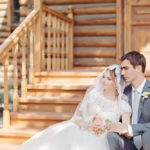 Нежный персиковый букет невесты с пионовидными розами и белой фрезией