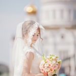 Нежный персиковый букет невесты с пионовидными розами и белой фрезией