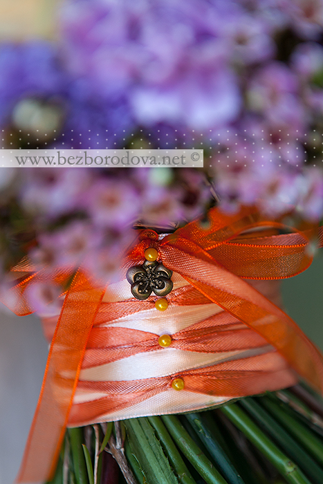 Яркий летний букет невесты из оранжевых и персиковых роз с сиреневой гвоздикой , и мелкими цветами хамелациума