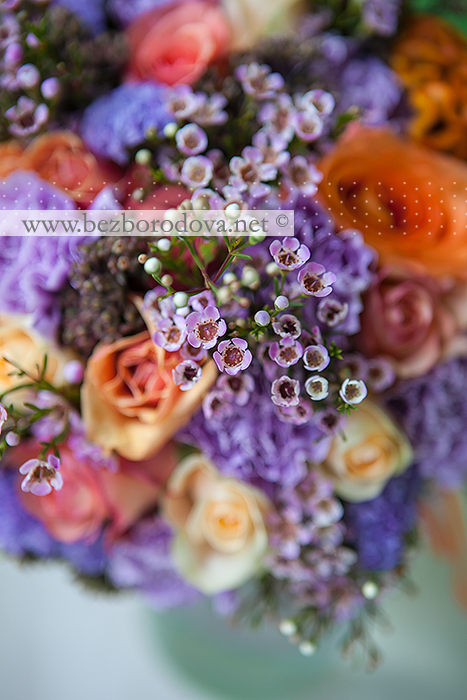Яркий летний букет невесты из оранжевых и персиковых роз с сиреневой гвоздикой , и мелкими цветами хамелациума
