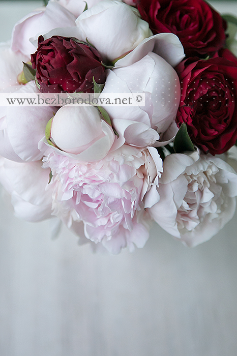 Букет из нежных розовых пионов с красными пионовидными розами