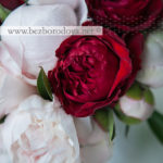 Букет из нежных розовых пионов с красными пионовидными розами