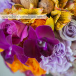 Яркий тропический букет невесты с орхидеей дендробиум, желтыми розами, сиреневой гвоздикой и оранжевой альстромерией