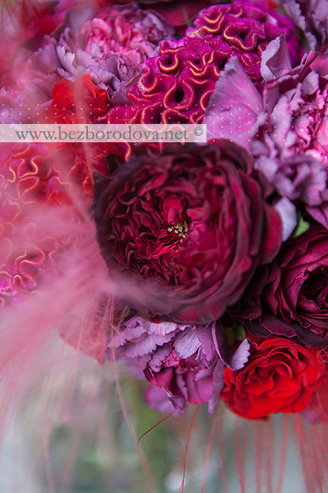 Яркий малиновый свадебный букет с грантом, и пионовидной розой
